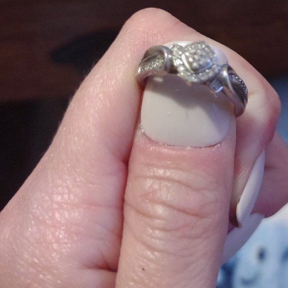 CUTE DIAMOND RING - Picture 2 of 3